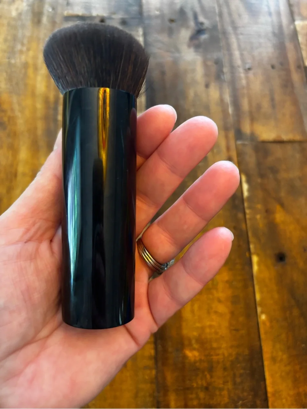 Saie Kabuki Brush in Black with Dark Bristles